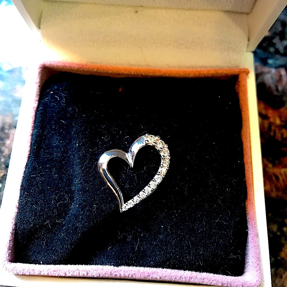 Zales 10k gold w 12 real diamonds pendant Stunning
